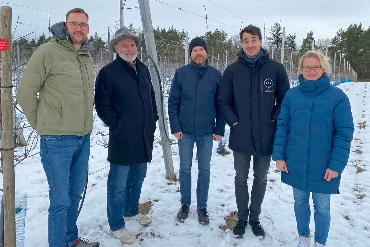 Verantwortliche des Projekt AppleCoal sthene auf einer Obstplatage, Es liegt Schnee. Foto: Tobias Hahn (LVGA)